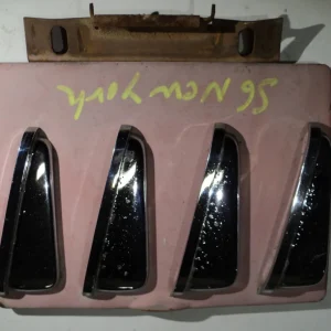 1956Chrysler NewYorkertanklockslucka (porer i krom) Rea