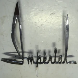 1963Chrysler Imperial emblem baklucka(små porer i krom) Erbjudandepris