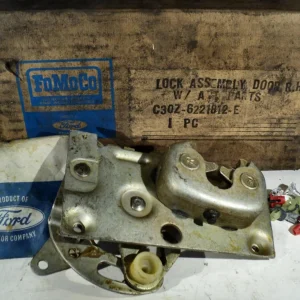 1963 Ford Fairlane låskista höger C30Z-6221812-E N.O.S. Premium