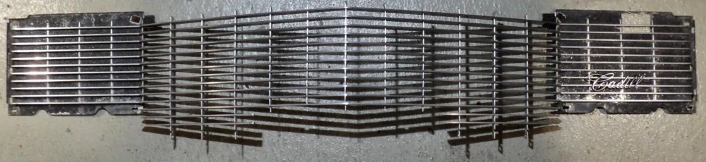 1965 Cadillacgrill (emblem skadat se bild) ObsEndast hämtning! Outlet