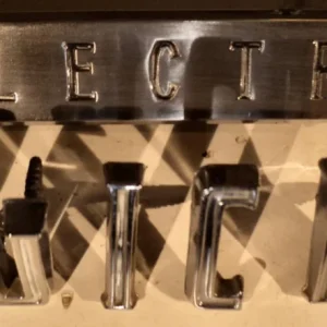 1961 Buick Invicta emblem+ txt (finns några porrer I kromet) Rea
