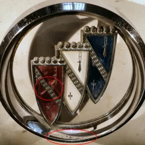 1961 Buick Electragrill emblem (skada på ringen, spricka I plast, små porer I kromet, se bild) Endast idag