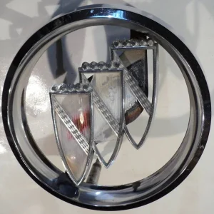 1961 Buick Electrakrom I grill (plast sköldarna skadade se bild) Sänkt pris